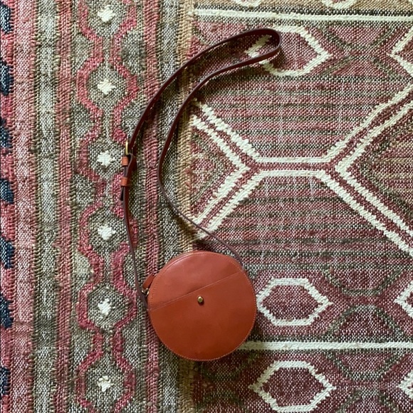 Madewell Handbags - Madewell Marfa Leather Circle Crossbody Bag